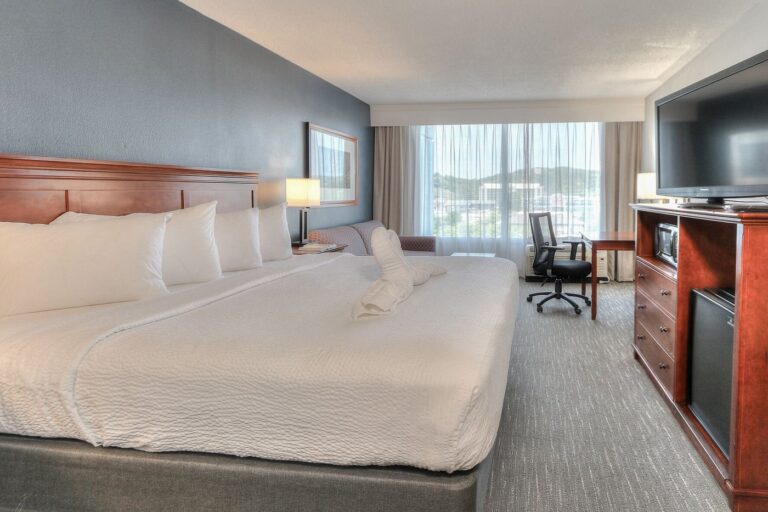 deluxe-king-bed-with